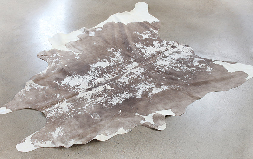 RUG397ATL - 5' X 7' Cream And Light Brown Cowhide Rug